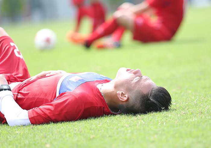 HLV Hoàng Anh Tuấn cho U20 VN thở "không ra hơi" sau khi trở về từ Đức