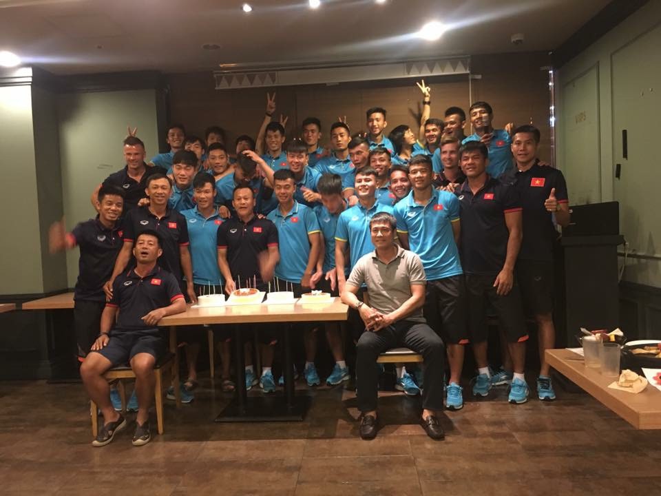 HLV Hữu Thắng chiêu đãi U22 Việt Nam ăn tôm hùm ở Hàn Quốc