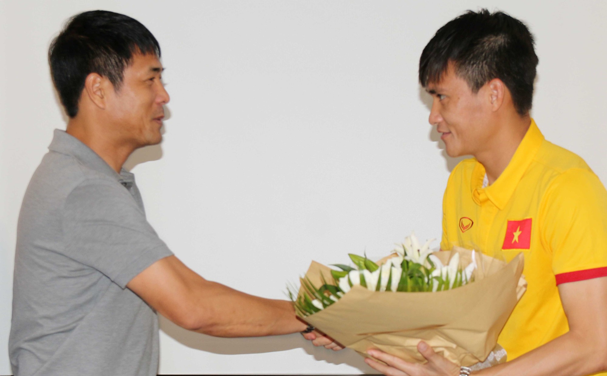 Hữu Thắng được học trò tặng hoa nhân ngày 20/11