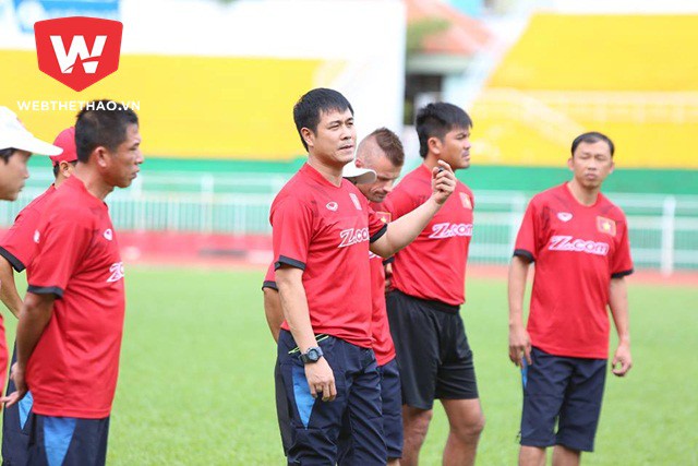 Hữu Thắng họp đội trước ngày lên đường vì pha vào bóng của Quế Ngọc Hải