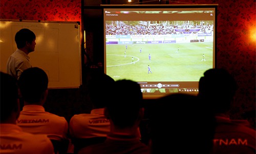 Hữu Thắng muốn học trò chăm sóc đặc biệt cặp tiền đạo Indonesia