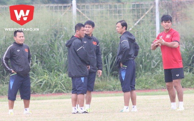 Hữu Thắng tức giận vì Indonesia cho tập sân toàn "ổ gà"