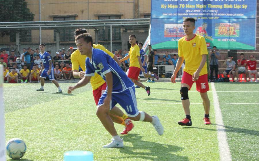Lương "dị" ghi bàn trong trận đấu từ thiện của EOC tại Bắc Giang