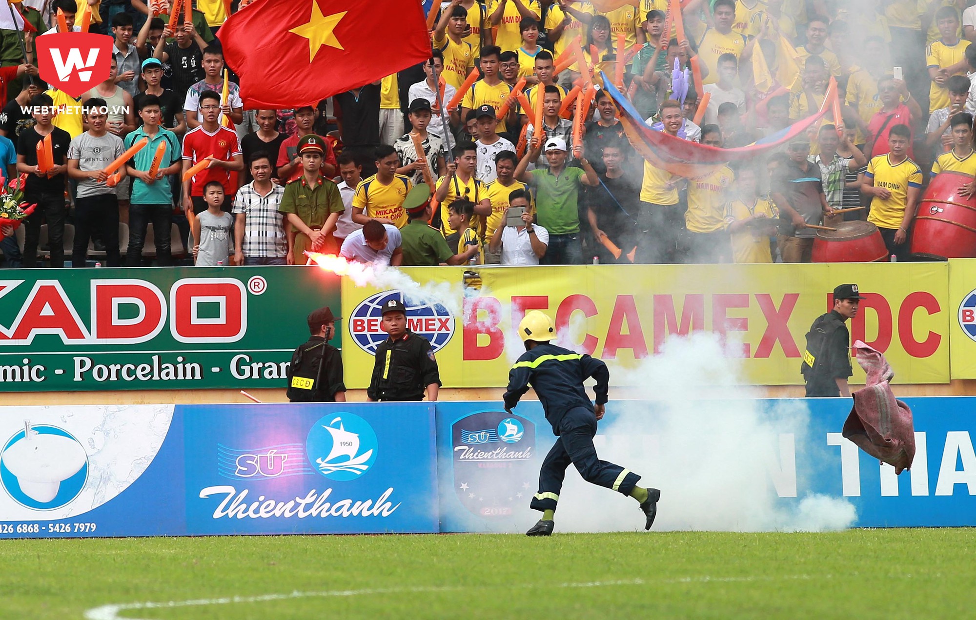 Nam Định bị phạt 30 triệu vì CĐV đốt pháo sáng ở ngày lên V.League