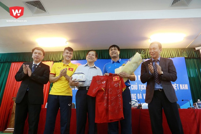 Nguyên Chủ tịch nước Nguyễn Minh Triết: ĐTVN vào Top 3 AFF Cup cũng có thể hài lòng