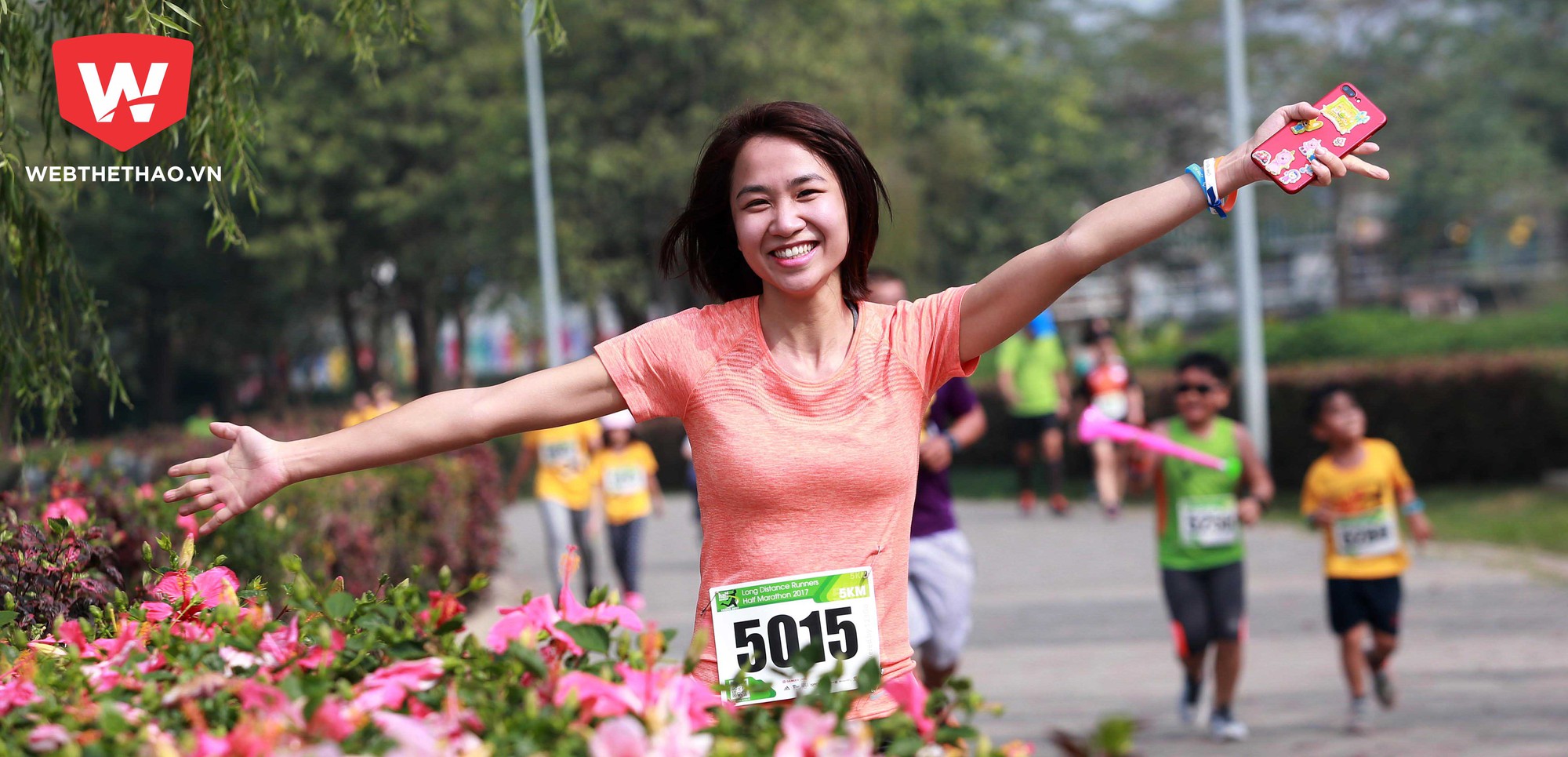 Những bóng hồng đẹp rạng ngời trên đường chạy LDR Half Marathon