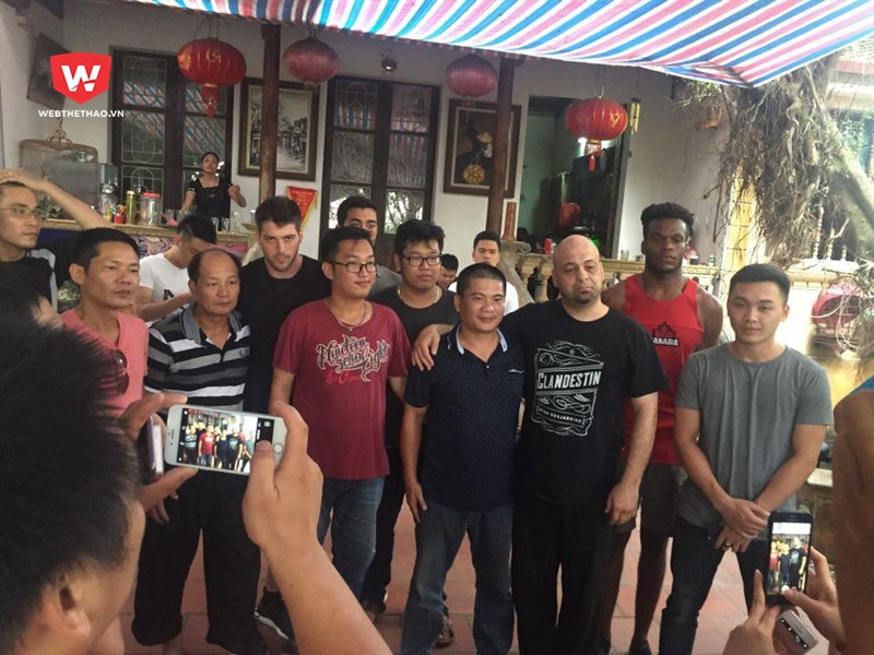 Ở lại Việt Nam, võ sư Flores giao đấu võ sư Huỳnh Tuấn Kiệt