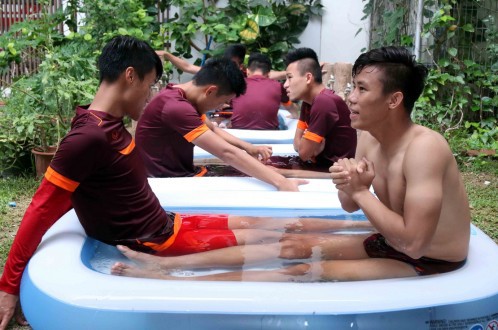 Làng bóng Việt Nam với phương pháp phục hồi ngâm nước đá