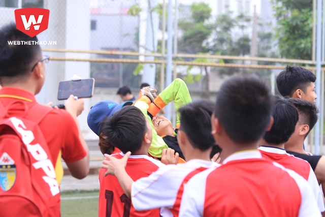 Thủ môn Phú Đô khóc "ngon lành" khi đưa đội nhà vào chung kết
