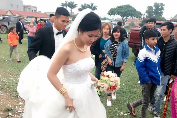 Tiền vệ Văn Thắng đưa nàng về dinh