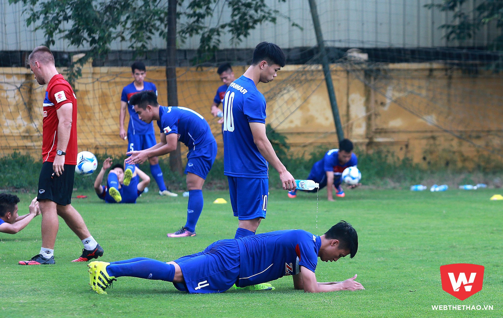 Trung vệ Bùi Tiến Dũng... mất tích bí ẩn trong buổi tập của U22 VN
