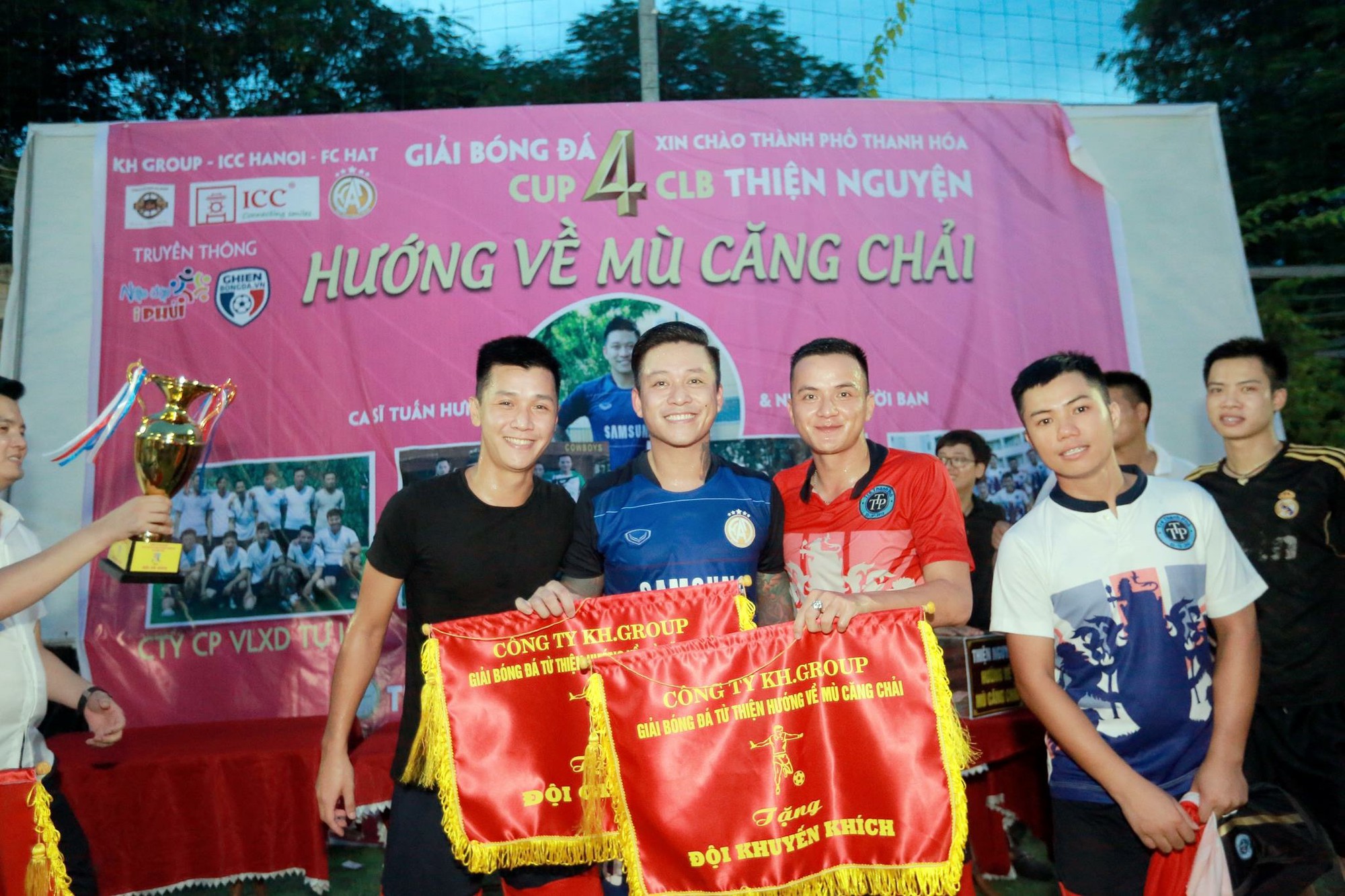 Tuấn Hưng cùng dàn sao phủi Hà Thành đá bóng từ thiện hướng về Mù Cang Chải