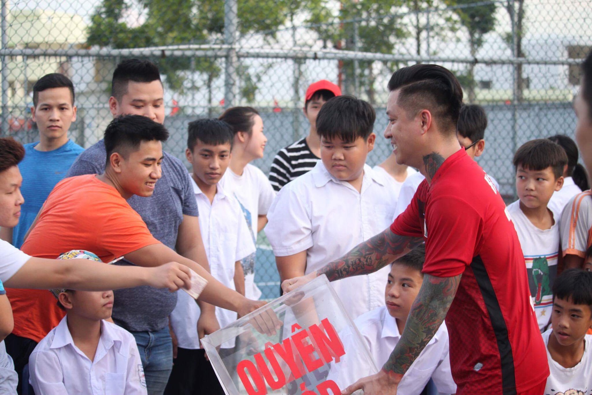 Tuấn Hưng và HAT tiếp tục quyên góp được số tiền lớn cho bà con Mù Cang Chải