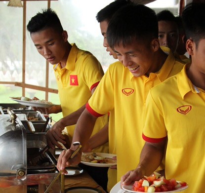 U.16 VN khổ về đường ăn uống trên đất Ấn Độ