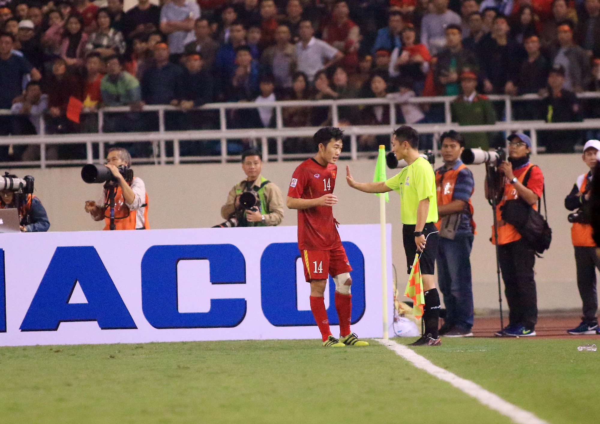 Xuân Trường nói gì để trọng tài "bẻ còi" không phạt penalty ĐTVN?