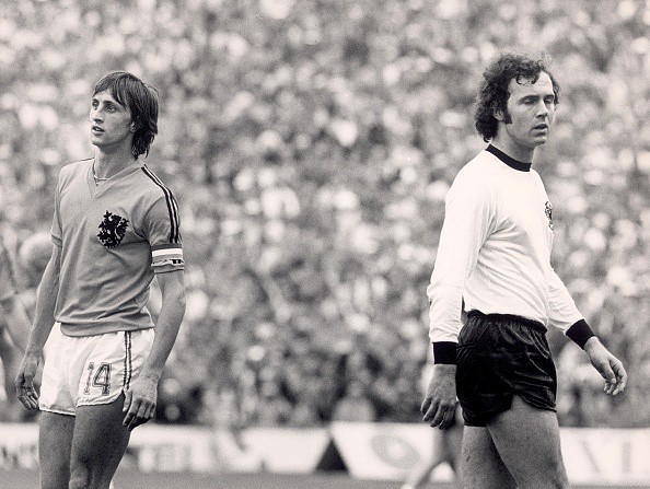Johan Cruyff v&agrave; Franz Beckenbauer trong trận chung kết năm 1974