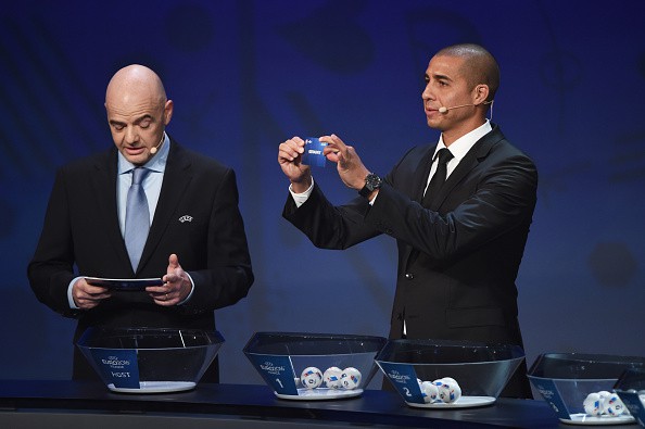 Cựu Tổng thư k&yacute; Gianni Infantino v&agrave; cựu danh thủ David Trezequet trong lễ bốc thăm chia bảng VCK EURO 2016