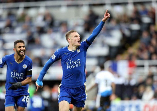 Arsenal và Chelsea tranh giành Vardy