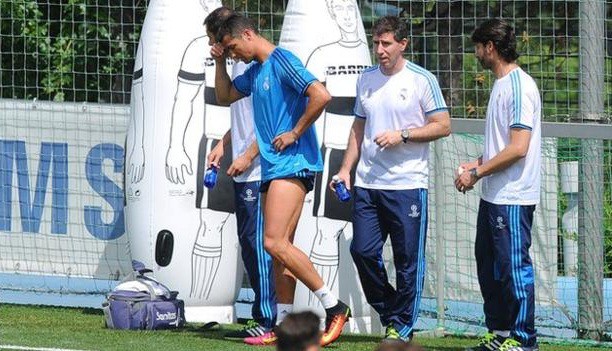 "Ronaldo dính chấn thương; Man Utd trả tiền cho Van Gaal du lịch"