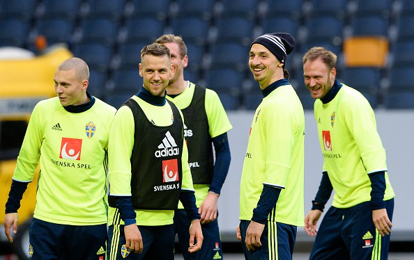 Các đồng đội thi nhau xúi Ibra chọn Man Utd