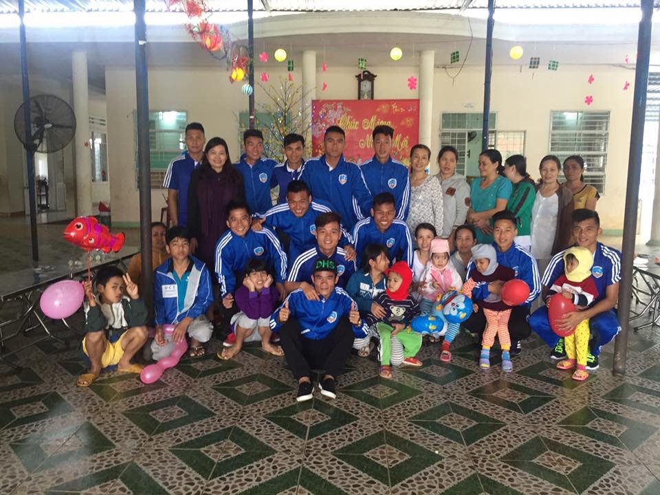 Cầu thủ QNK.Quảng Nam làm từ thiện trước khi nghỉ Tết