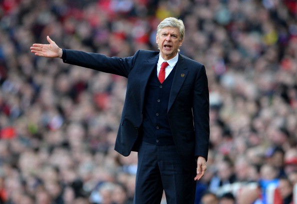 Cay cú, Wenger cãi lộn trong đường hầm