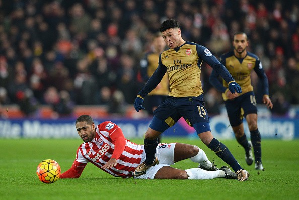 Chamberlain khiến HLV Wenger khó xử