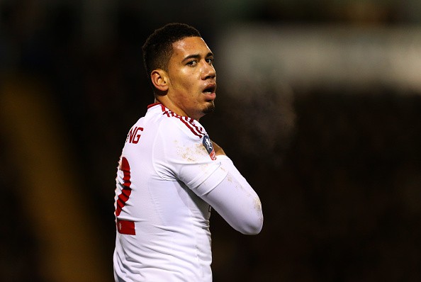 Chris Smalling “liều mình” ra sân trước Arsenal
