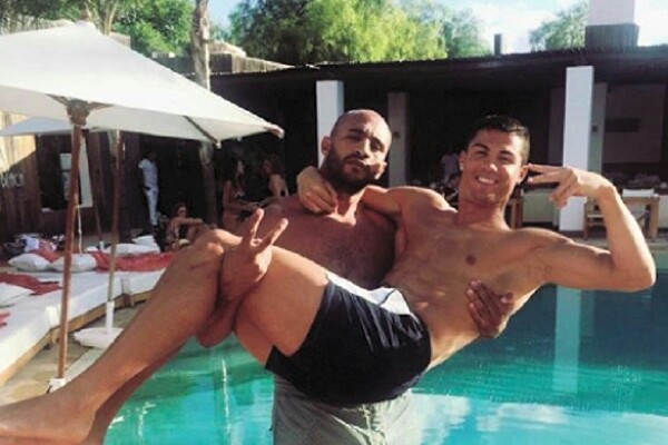 Real cấm Ronaldo đến Morocco gặp… trai đẹp