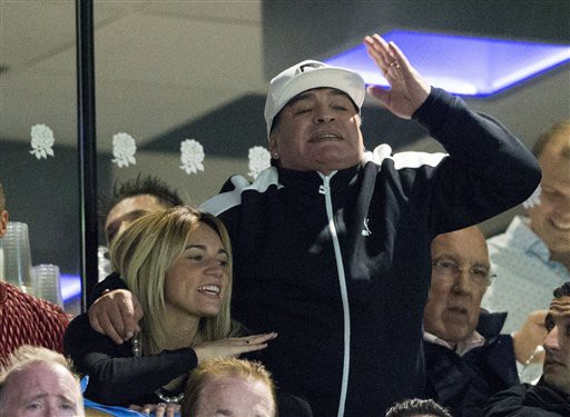 Cưới vợ mới, Maradona không mời… vợ cũ