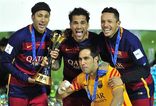 Daniel Alves san bằng kỷ lục của Vua bóng đá Pele