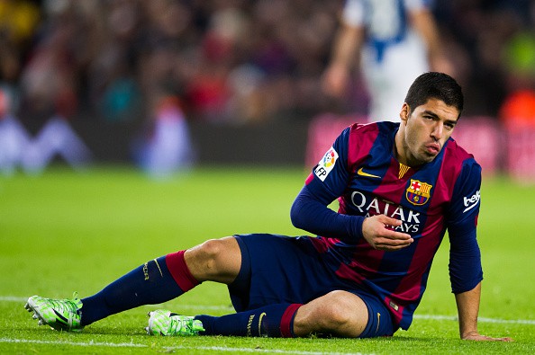 Điên tiết, Suarez suýt choảng cầu thủ đối phương