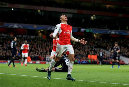 Dính chấn thương, Alexis vẫn bị “ép” ra sân