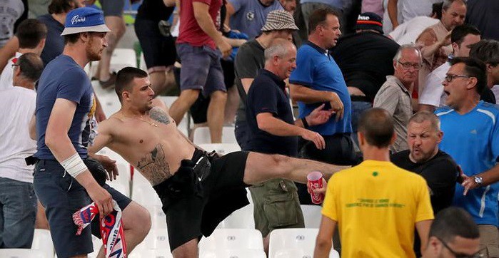 ĐT thua trận, hooligan Nga lại đánh người