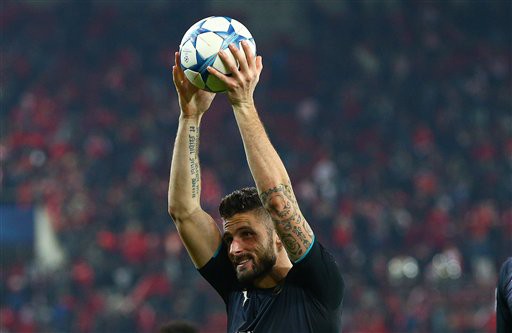 Giroud "vượt mặt" huyền thoại Dennis Bergkamp