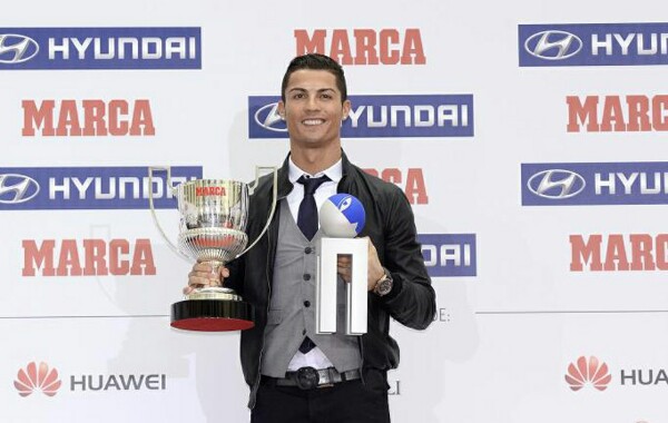 Ronaldo san bằng kỷ lục của Messi