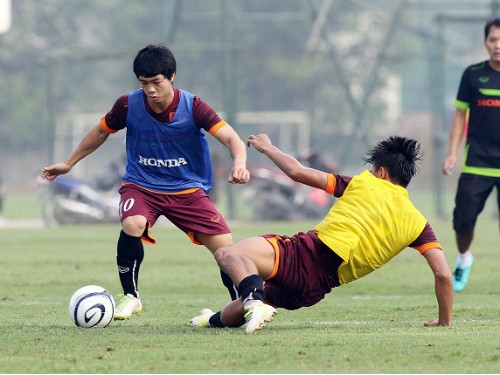 Khung thành ngỏ, Công Phượng vẫn "bắn" trượt