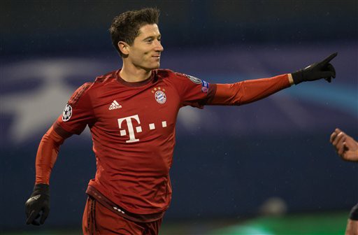 "Lewandowski đàm phán với Real; Barcelona hỏi mua John Stones"