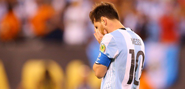 Lionel Messi và cơn ác mộng trên chấm trắng