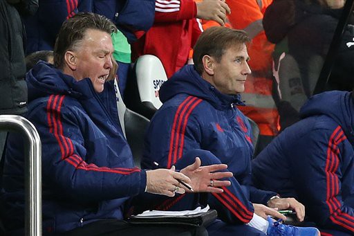 Louis van Gaal: "M.U đã tự tay ném đi chiến thắng"