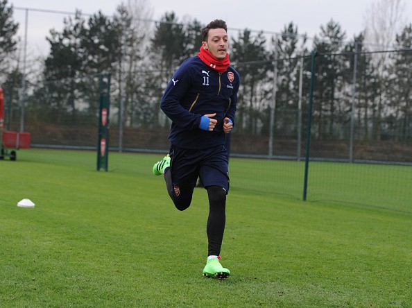 Mesut Oezil mang giày lười đá ở Premier League