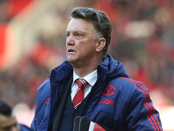 M.U sẽ "lật kèo" với Mourinho để giữ lại Van Gaal