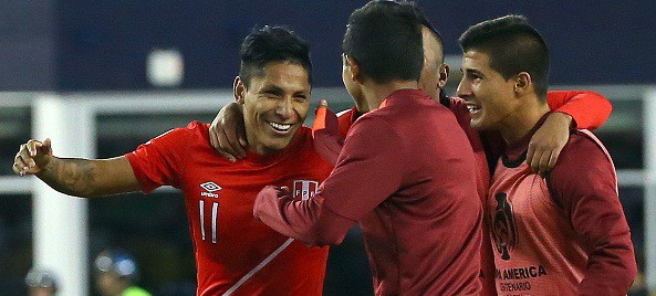 Người Brazil khóc hận vì bàn thắng bằng tay của Peru