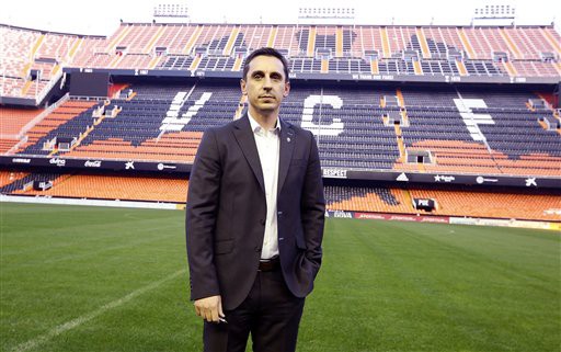 Gary Neville: Muốn nói hay thì phải làm ra trò