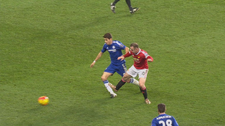 "Rooney lẽ ra đã ăn thẻ đỏ"