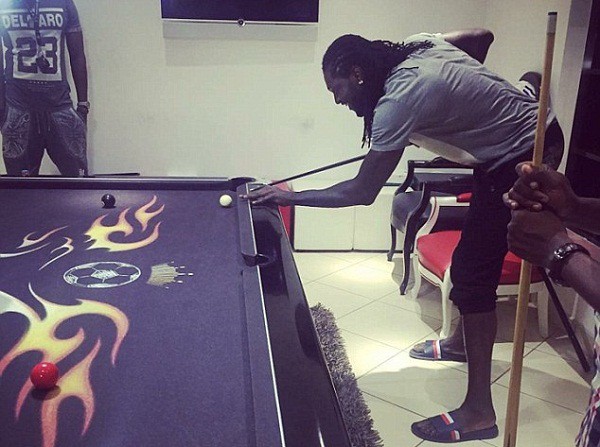 Thất nghiệp, Adebayor... đánh billiards