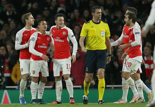 Thực hiện chuyến bay “điên rồ”, Arsenal hứng “gạch đá”