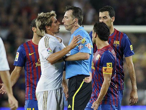 Trọng tài mang điềm lành cho Barcelona ở trận Siêu kinh điển