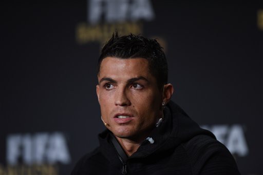 Không giành được QBV, tượng của Ronaldo... bị bôi bẩn