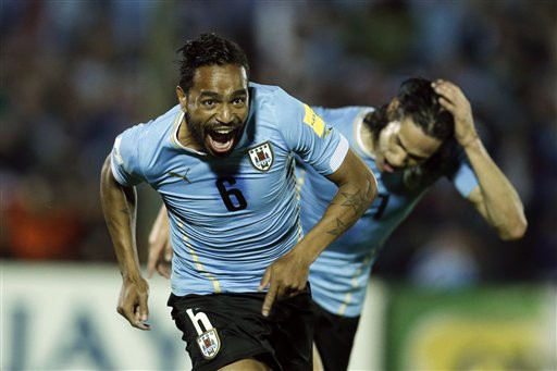 Uruguay 3-0 Chile: "Trả hận" cho Cavani